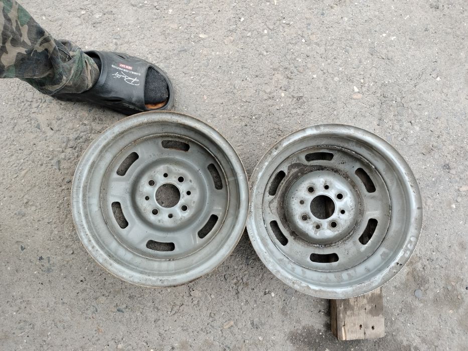Продам 2 диска на ВАЗ новые d-13