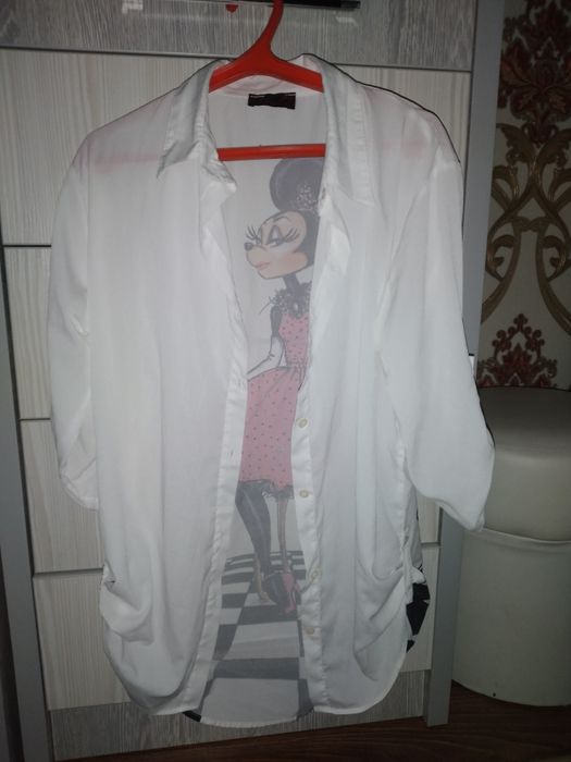 Рубашка белая с принтом на спине