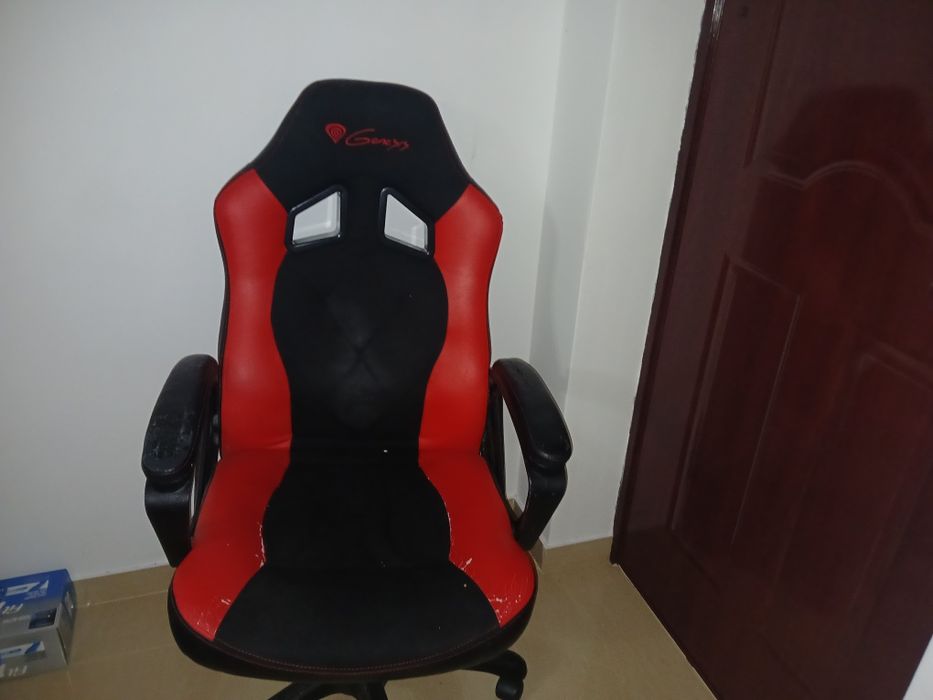 Vand scaun genesis rosu cu negru folosit mult