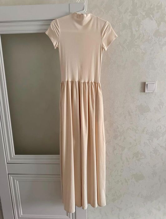 Бежевое длинное платье