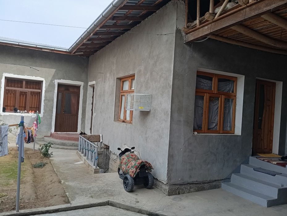 Uy sotiladi 3.7 sotix 7 ta xona