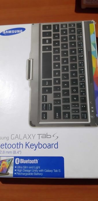 Vand/schimb Samsung Keyboard  bluetooth si Book cover sigilate Tab8,4"