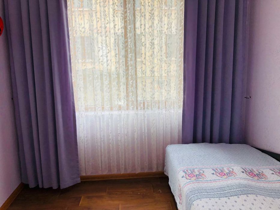 Два брой плътни завеси с четири възглавница