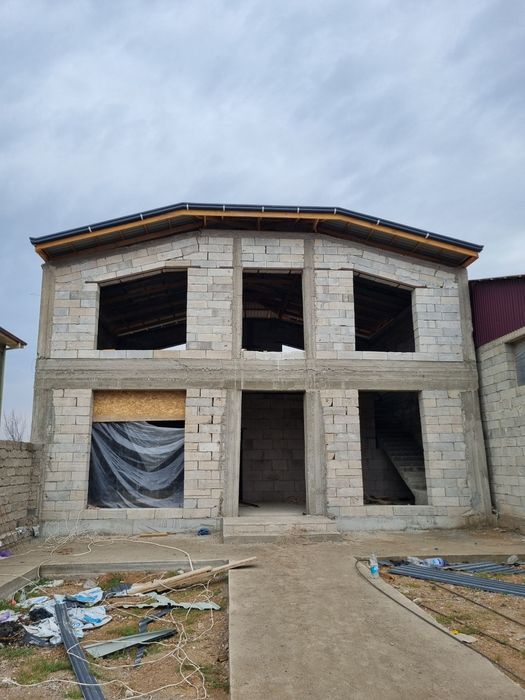 Курилиши тугалланмаган евроховли сотилади.