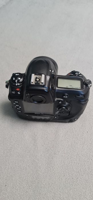 Nikon d3 stare buna body , 2 carduri , 3 acumulatorii, incarcator 200k cadre