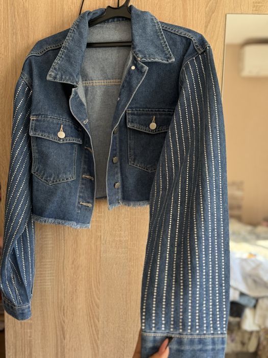 Дънково яке късо с камъчета, черно кожено яке с бели елементи