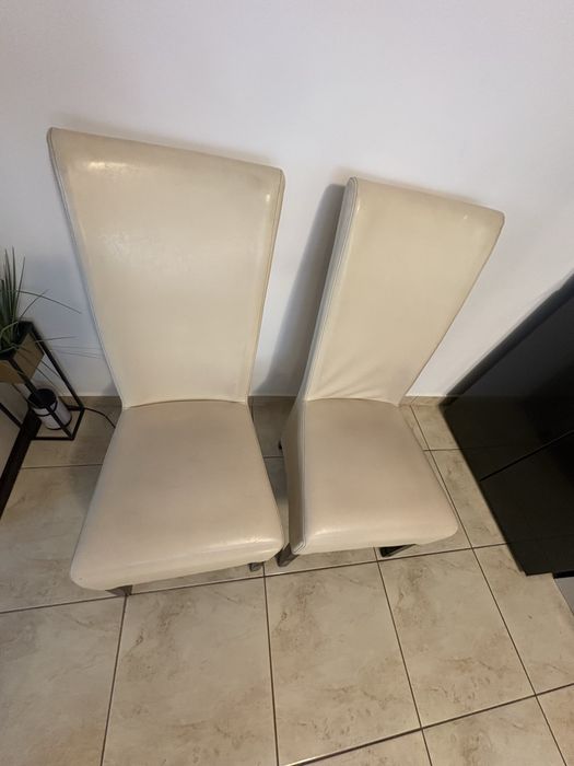 2 scaune tapițate culoare crem / ivoire (model înalt, foarte confortabile)
