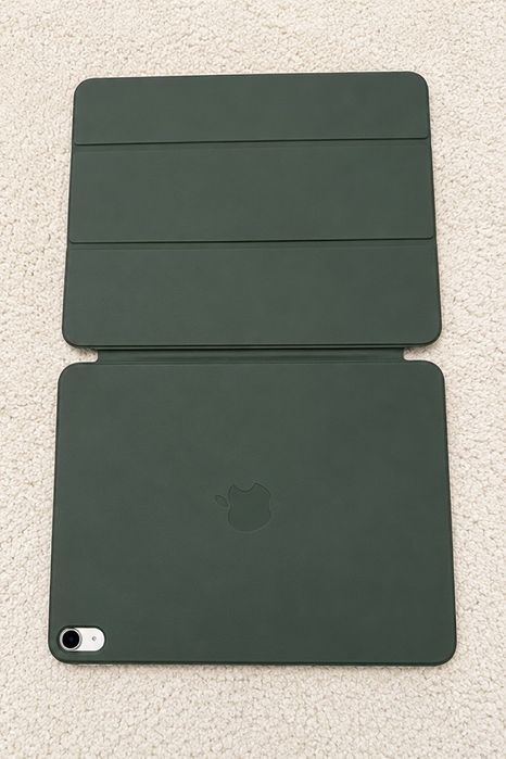 iPad Air 5 (M1) 64GB Wi-Fi – Starlight + Husă Apple Originală + Folie Sticlă