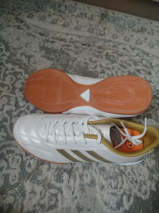 Футзальные кросовки , новые