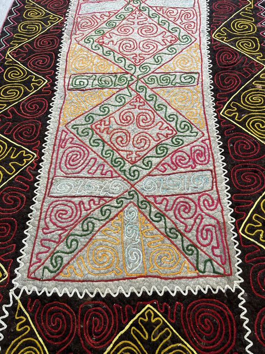 Текемет қой жүінен жасалған. Қолөнер.