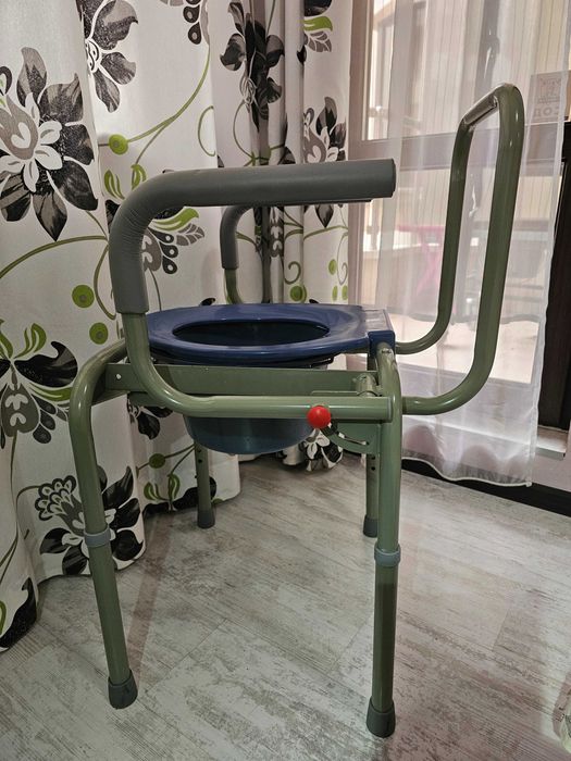 Тоалетен стол с подлакътници