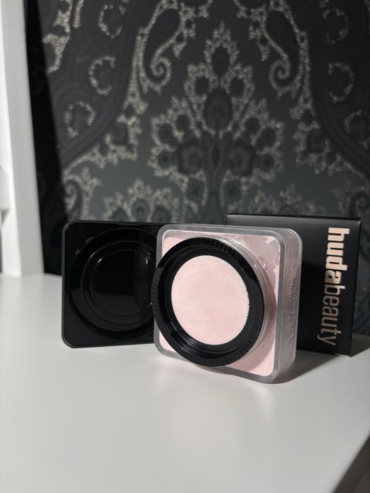 Pudra Huda Beauty