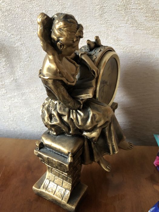 Часы настольные « Девушка с книгой».