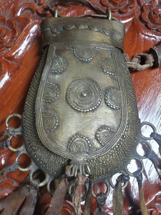 Антикварен бронзов съд.Обзавеждане