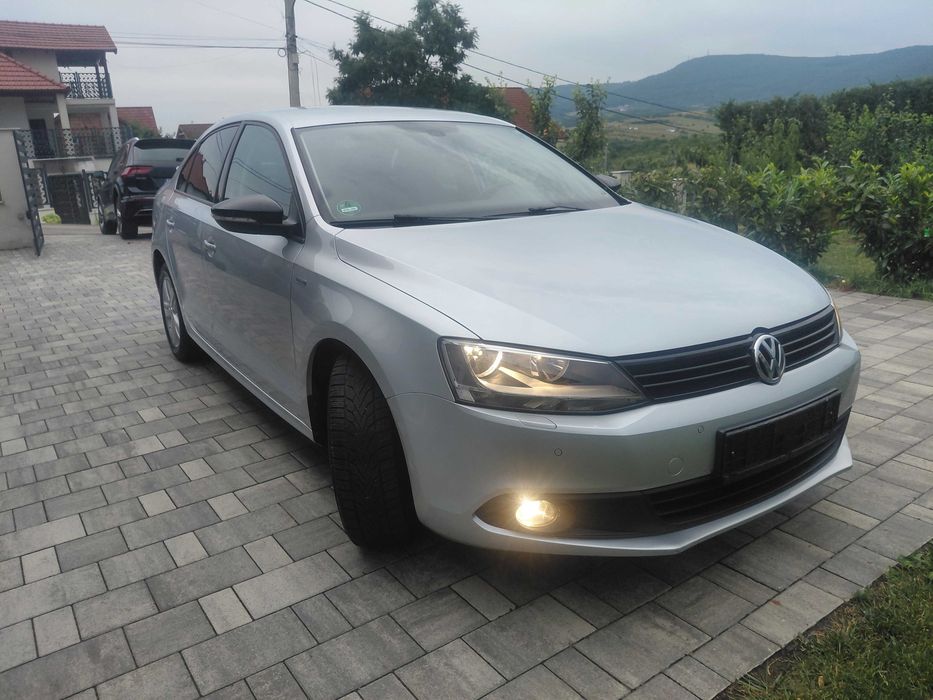 VOLKSWAGEN Jetta