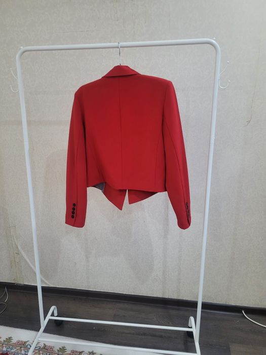 Продам красный пиджак и чёрное платье.