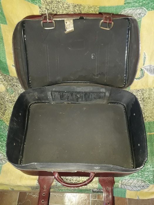 Продаётся чемодан.