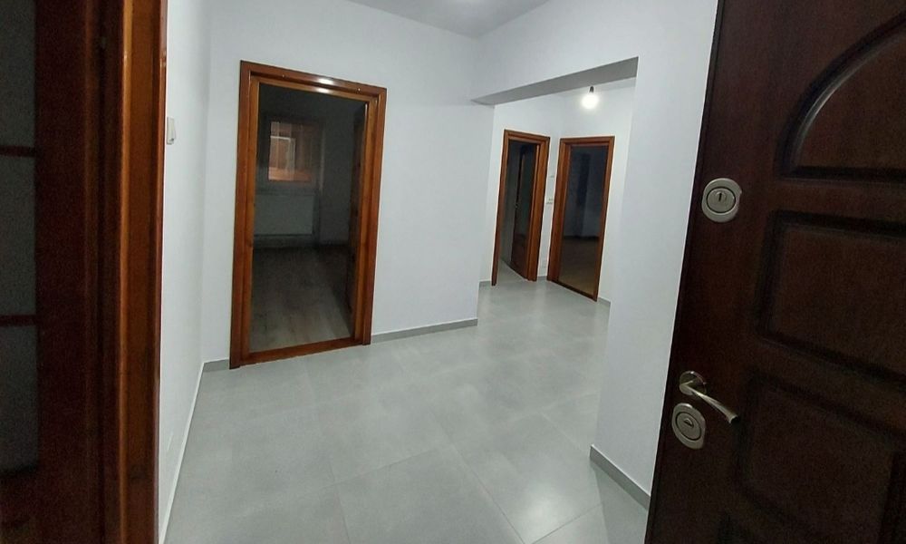 Apartament Pacurari 3 camere etaj 2/9 din 1990 Decomandat  Renovat