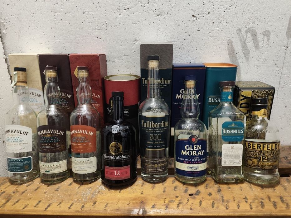 Празни бутилки от малцово уиски с кутия