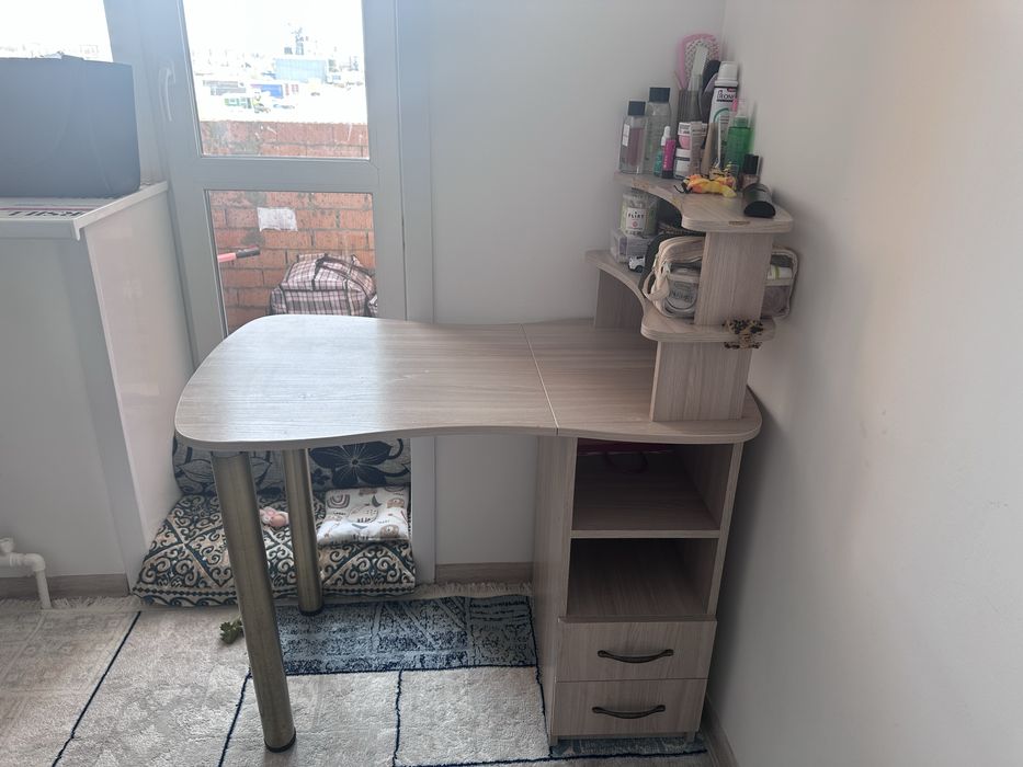 маникюрный стол