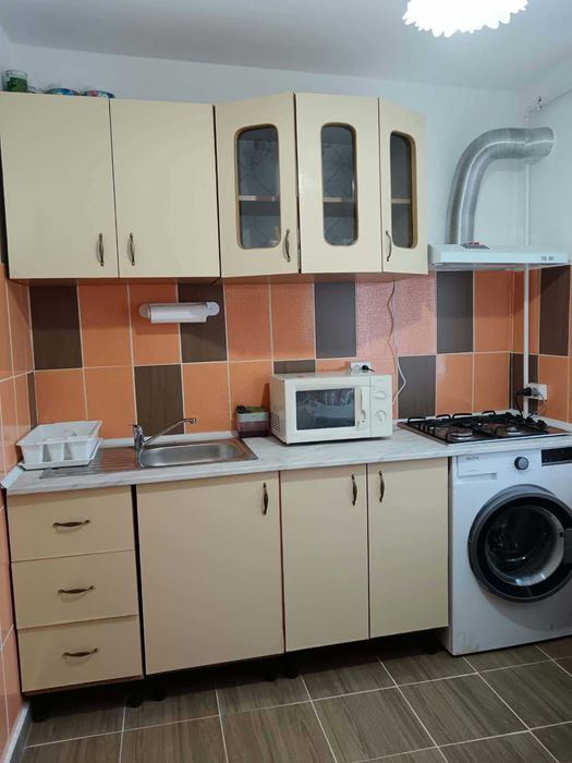 vanzare apartament decomandat cu doua camere, etajul trei