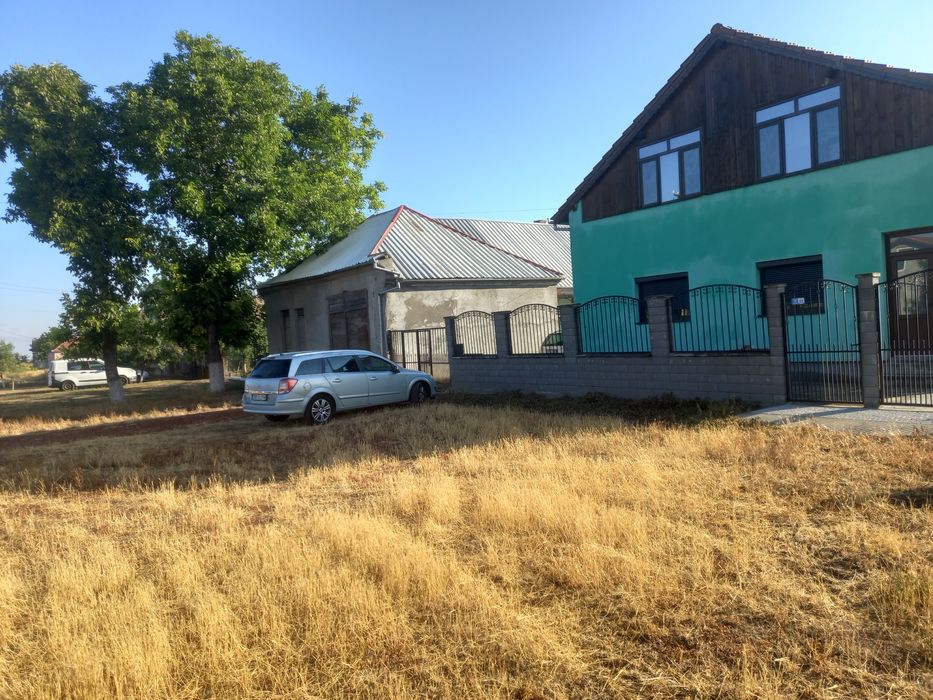 Vând două case alăturate ,una nouă,una mai veche  teren 2200m ,telefon 0727498846, preț 200000euro ,negociabil  în Teremia mică