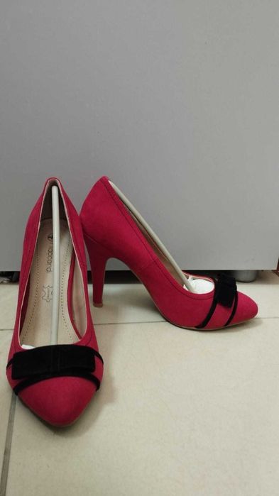 Продам Туфли красные. Состояние новое, в коробке.  37 размер.