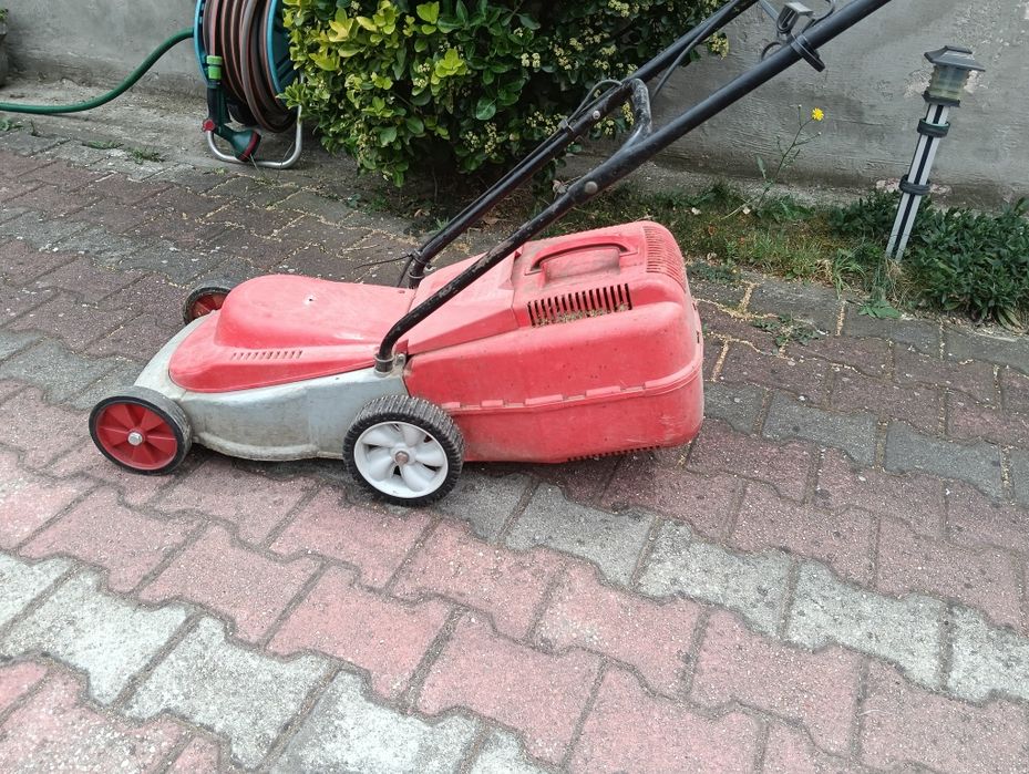 Mașina electrică de tuns iarba