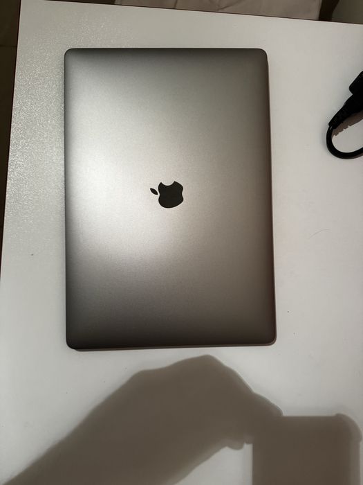 Macbook Pro 15 inch, 256 SSD, i7, 16Gb Ram
