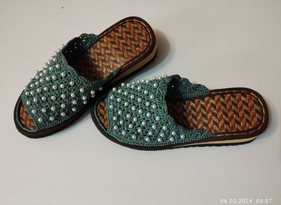 Қолдан тоқылған аяқ киімдер