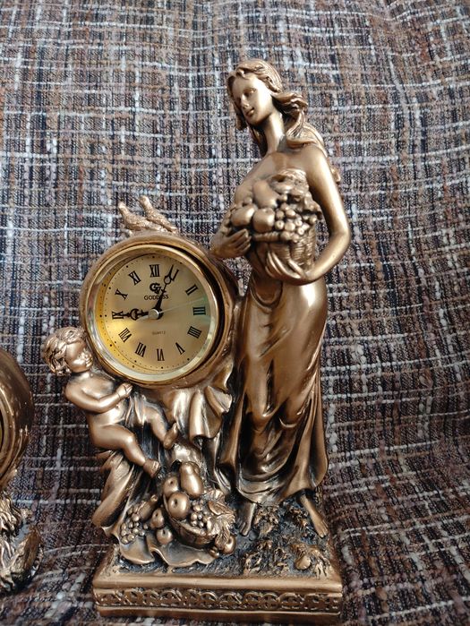 Часы настольные в виде статуэток