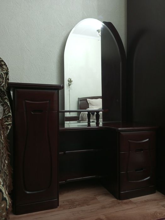 Продам столик туалетный