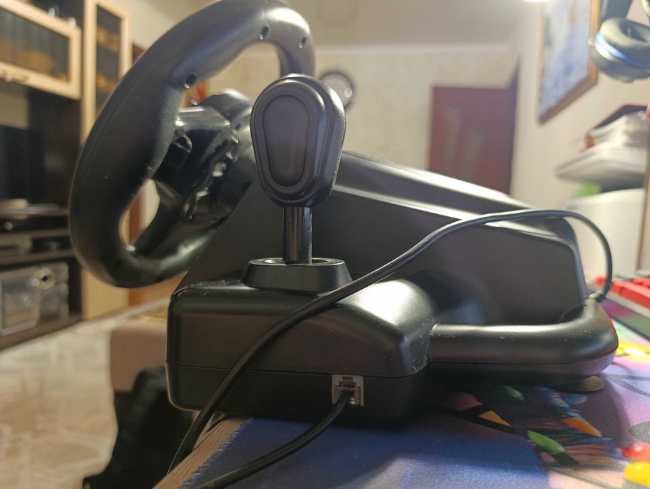Игровой руль с педалями