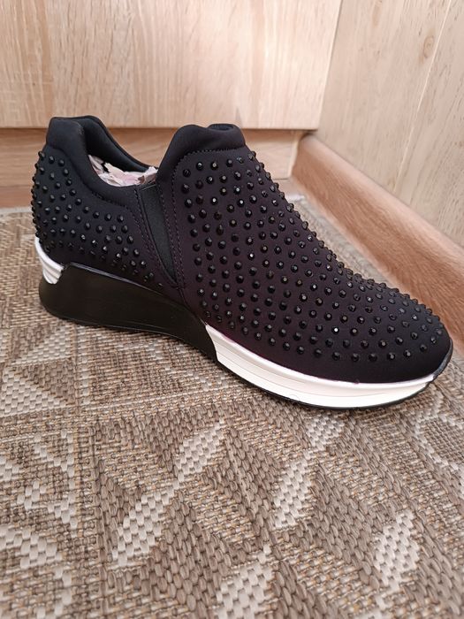 Кроссовки не ношеные