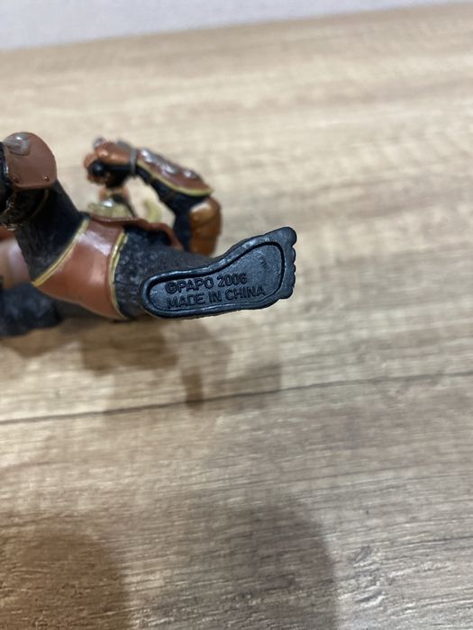 фигрука  горрилы и быка с оружиями