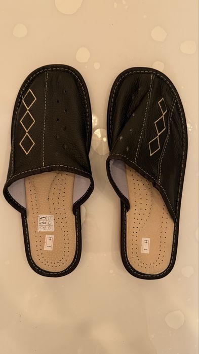 Vand slapi de casa piele neagra 44 noi ieftin