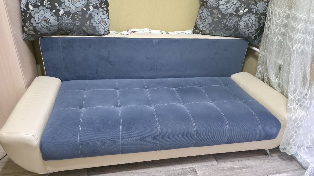 Продам диван синего цвета