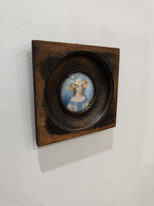 Миниатюрен портрет в рамка, върху по-голяма, дълбока дървена основа.