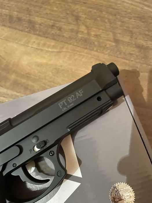 Pistol Airsoft TAURUS PT92 UPGRADE 4,4J Reali Co2/6mm