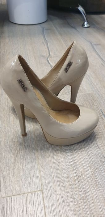 Дамски обувки с висок ток