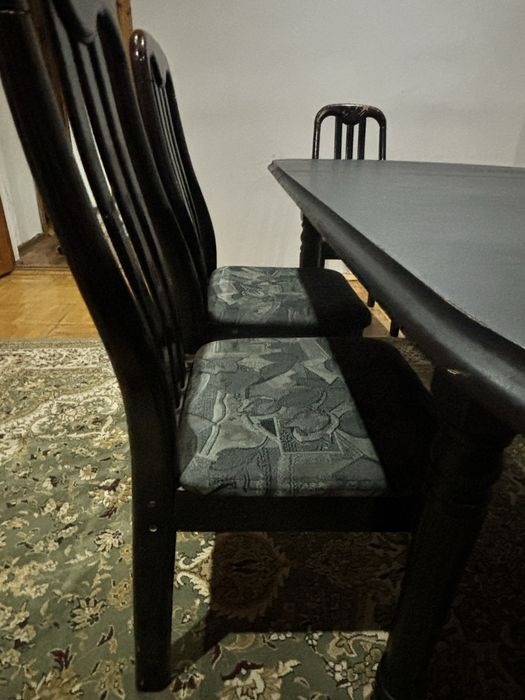 Продаётся обеденный стол с 5 стульями.