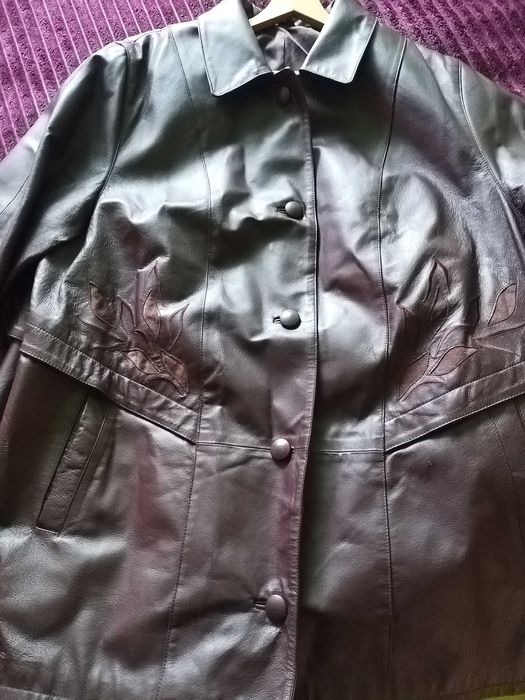 Haina dama, piele naturala. Vișiniu cu model. Marimea 50, lungime 3/4.