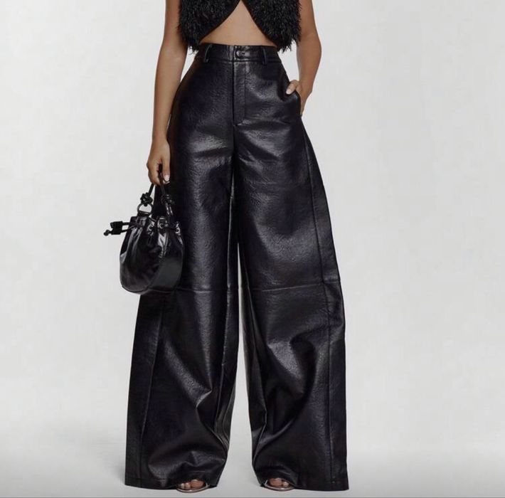 Pantaloni imitatie de piele evazati