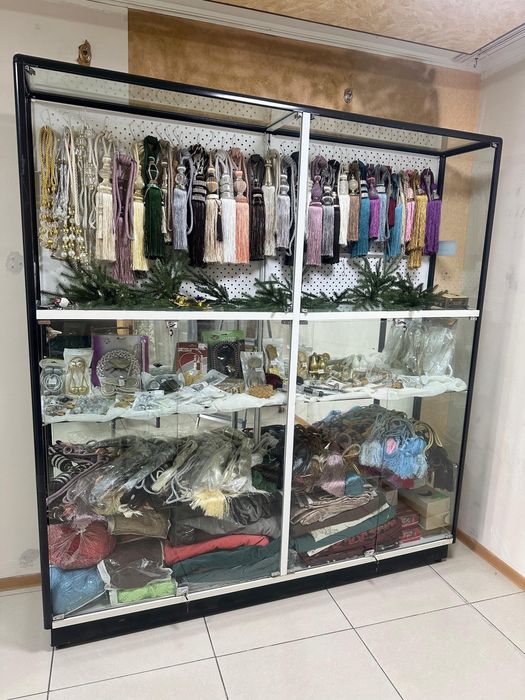 продается витрина стеклянная