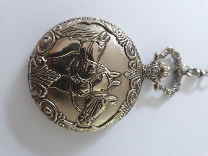 джобен, кварцов, с три коня на капака и непретенциозен кюстек.