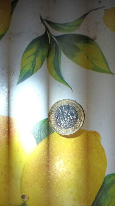 Vand One pound moneda care a cumparato tata dar nu mai colectioneaza