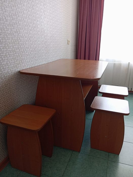 Стол со стульями