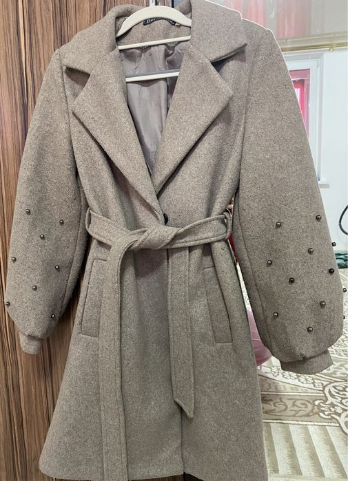 Пальто с бусами женский