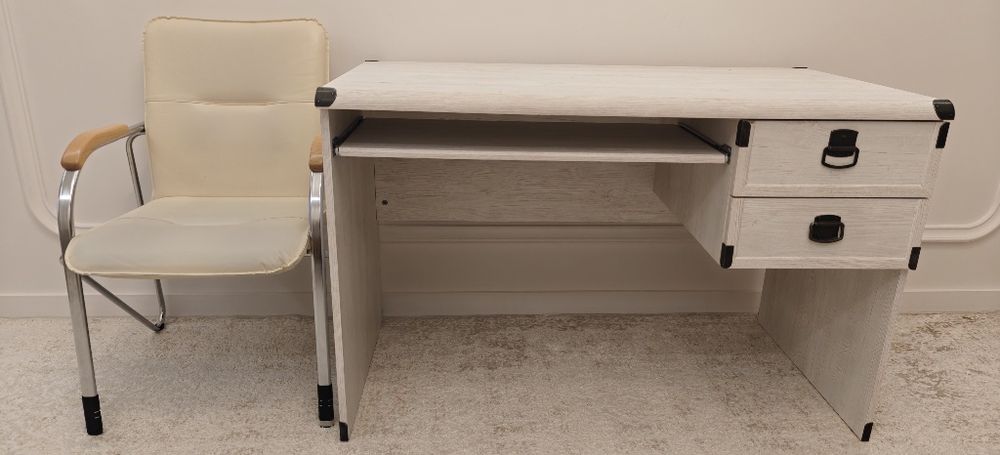 Рабочий стол со стулом