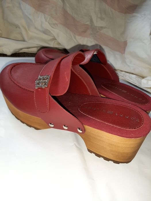 Papuci SandaleTommy Hilfiger  300 lei